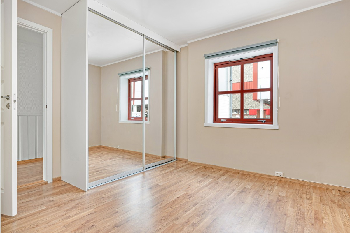 Soverommet vender ut mot baksiden av bygget og er romslig med plass til stor seng