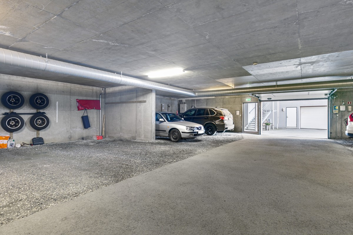 Det medfølger en fast parkeringsplass i felles garasjeanlegg
