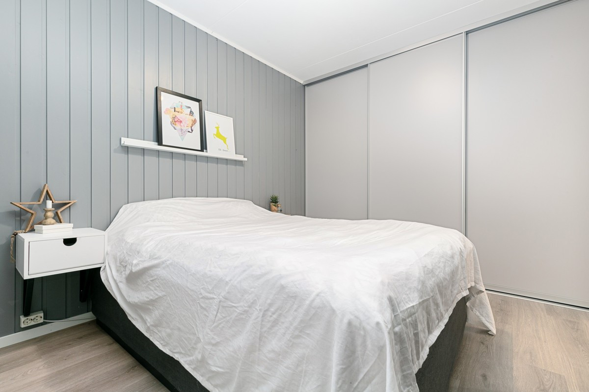 Hovedsoverom med praktisk skyvedørsgarderobe