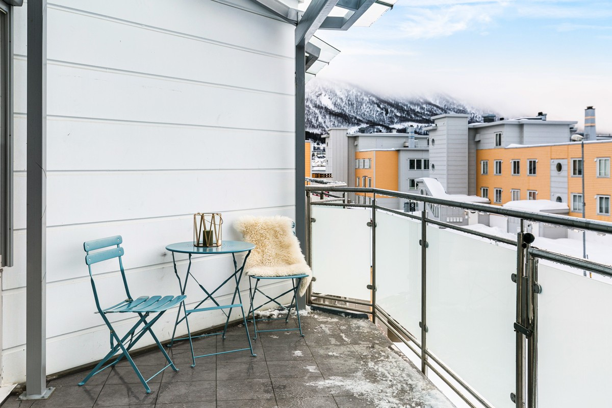 Balkongen er både takoverbygd og flislagt