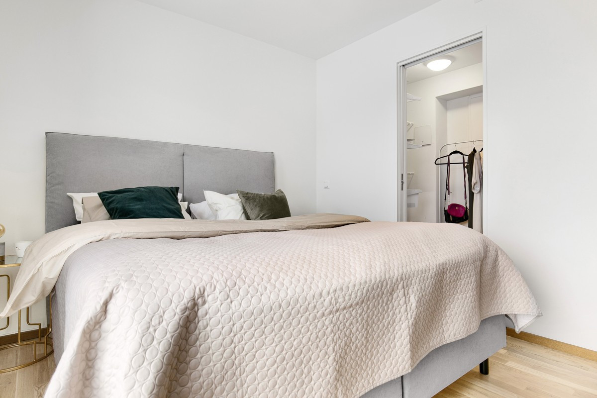 I tilknyttning til rommet er det en bod/walk in-closet på ca. 3 kvm noe som er med på å gi en praktisk plass for oppbevaring av sesongtøy