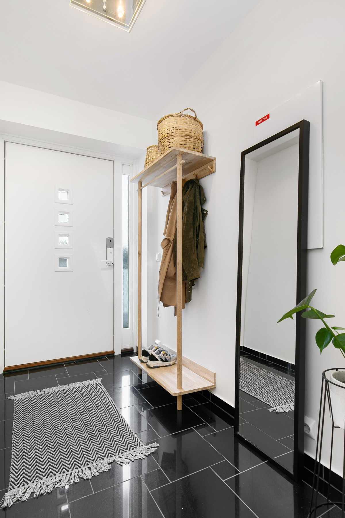 Flislagt entré med varme i gulv, nøkkelfri adgang og porttelefon med kamera