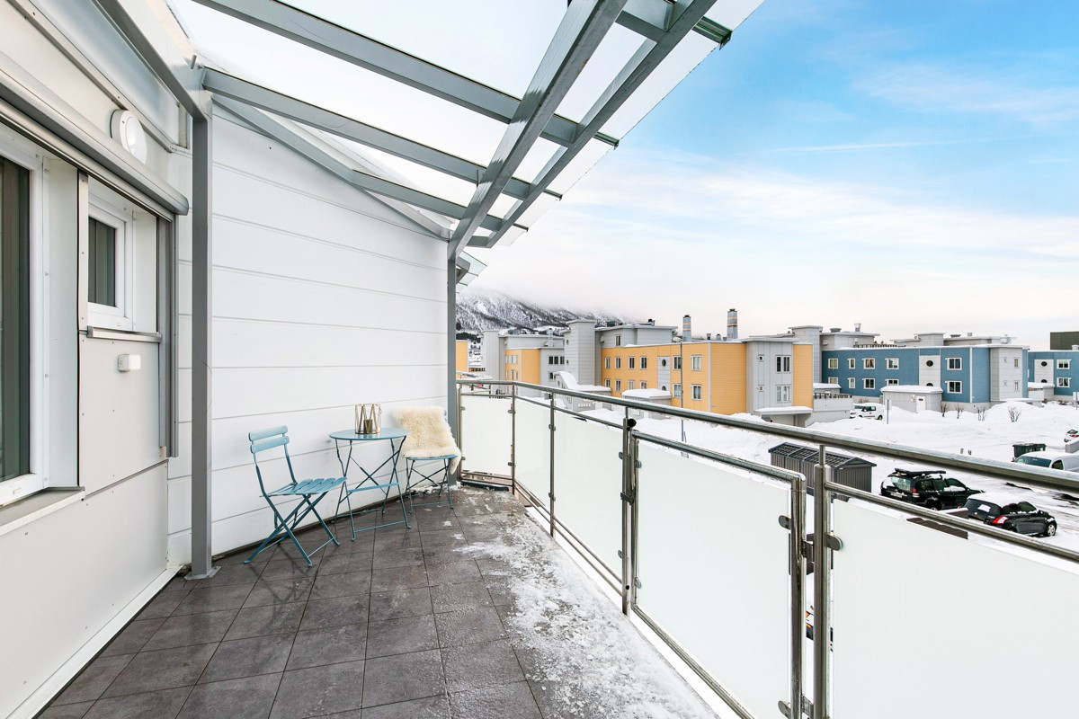 Sørvendt balkong med utgang fra stue