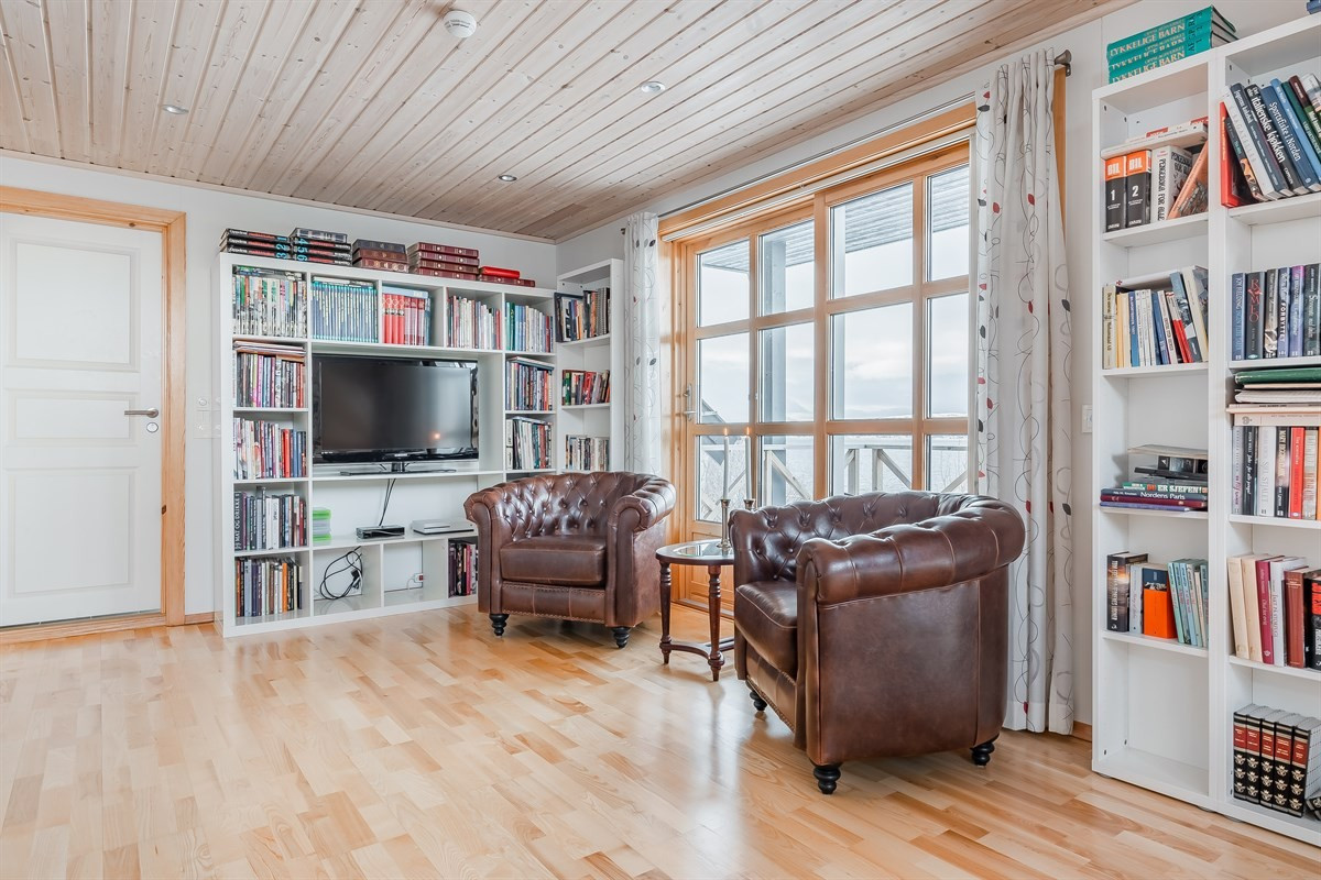 Bibliotek/loftstue med utgang til veranda.