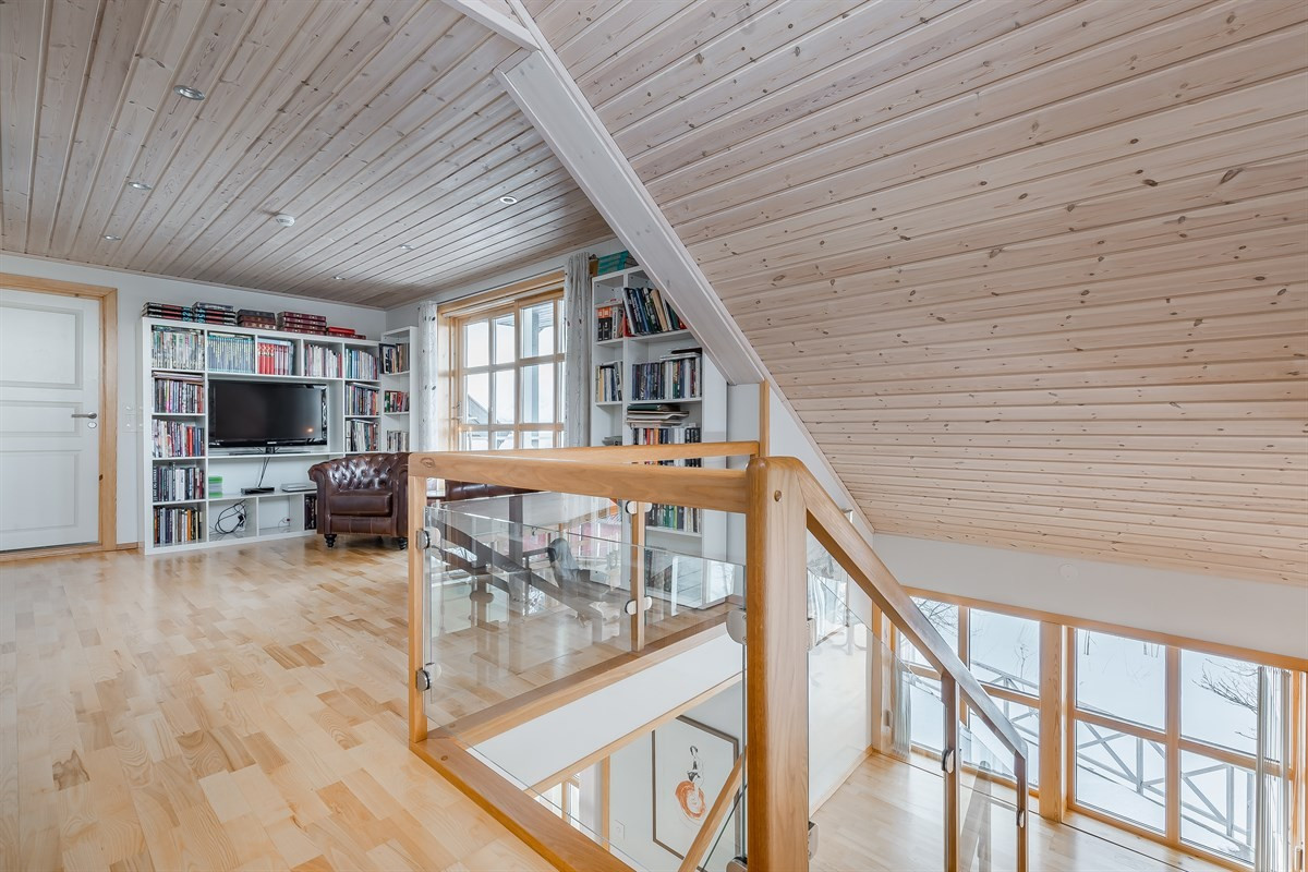 Bibliotek/loftstue med utgang til veranda.
