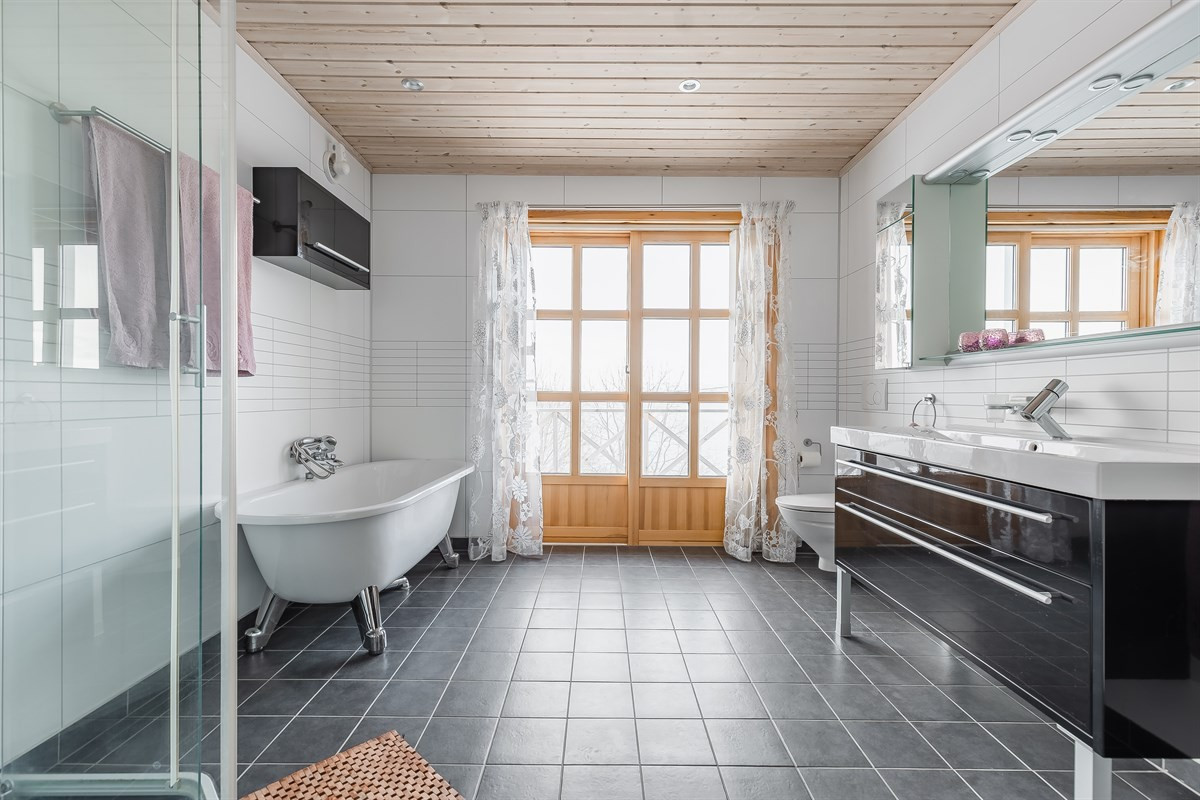 Baderom 1 (hovedplan). Utgang til vestvendt