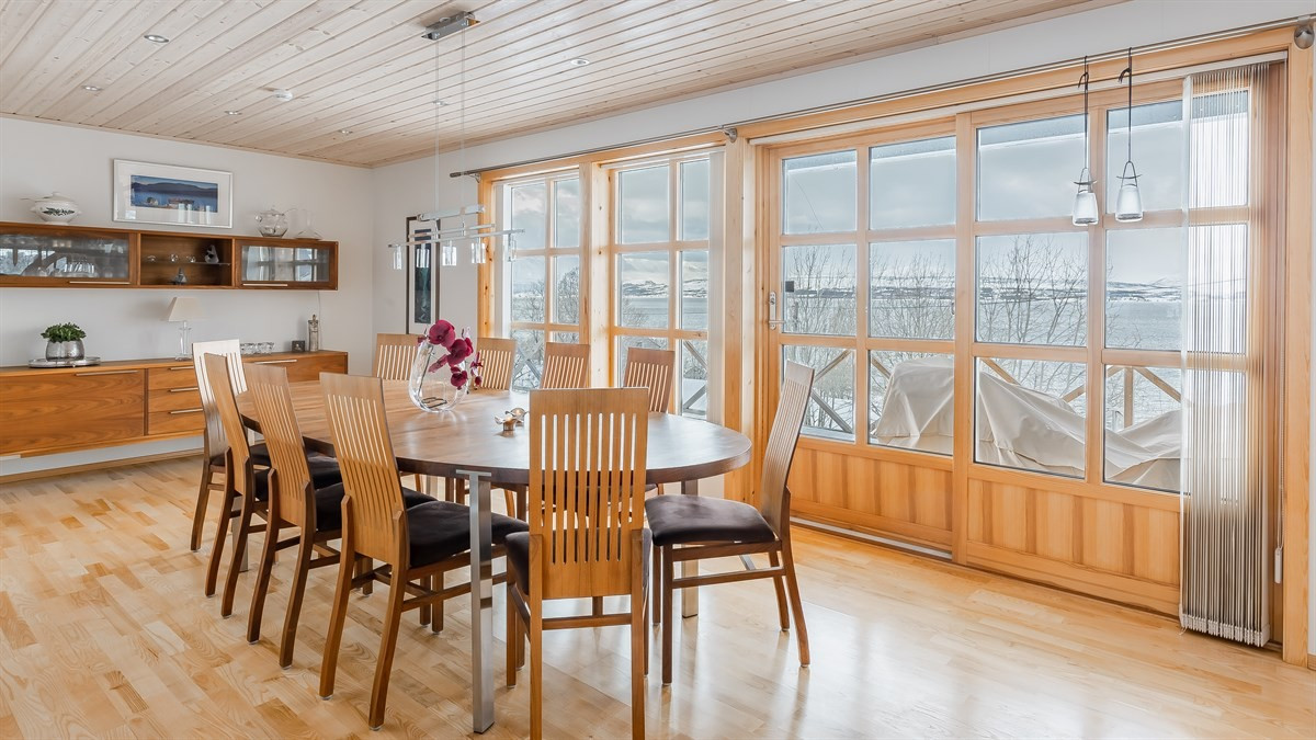 God plass til spisestuebord med flott utsikt og veranda