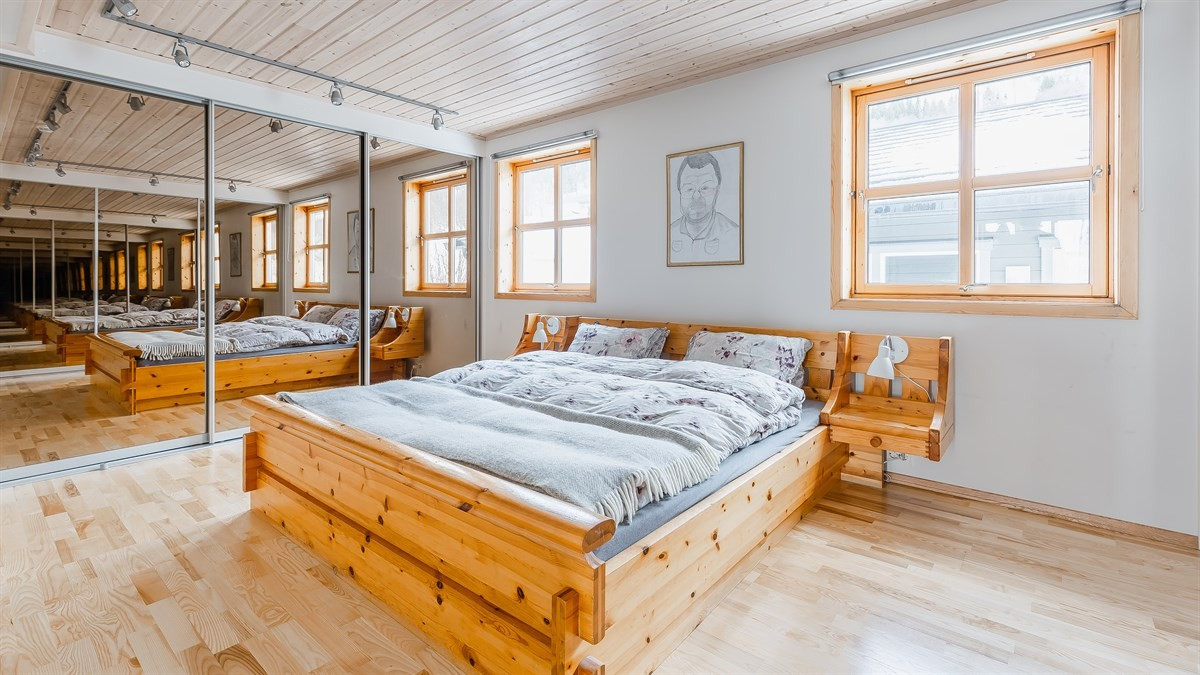 Hovedsoverom med skyvedørsgarderobe med speil og vindu