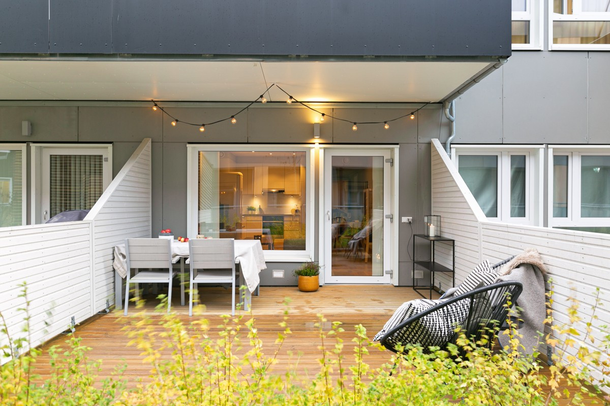 Terrasse er delvis overbygd som gir en lun atmosfære. Terasse ligger skjermet til på taket av 1. etasje med lite innsyn og adgang