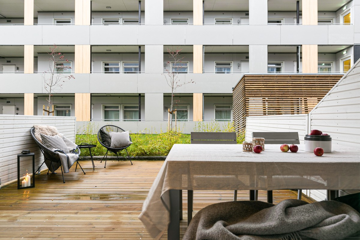 Lun sørvendt terrasse med god plass til sosialt samvær