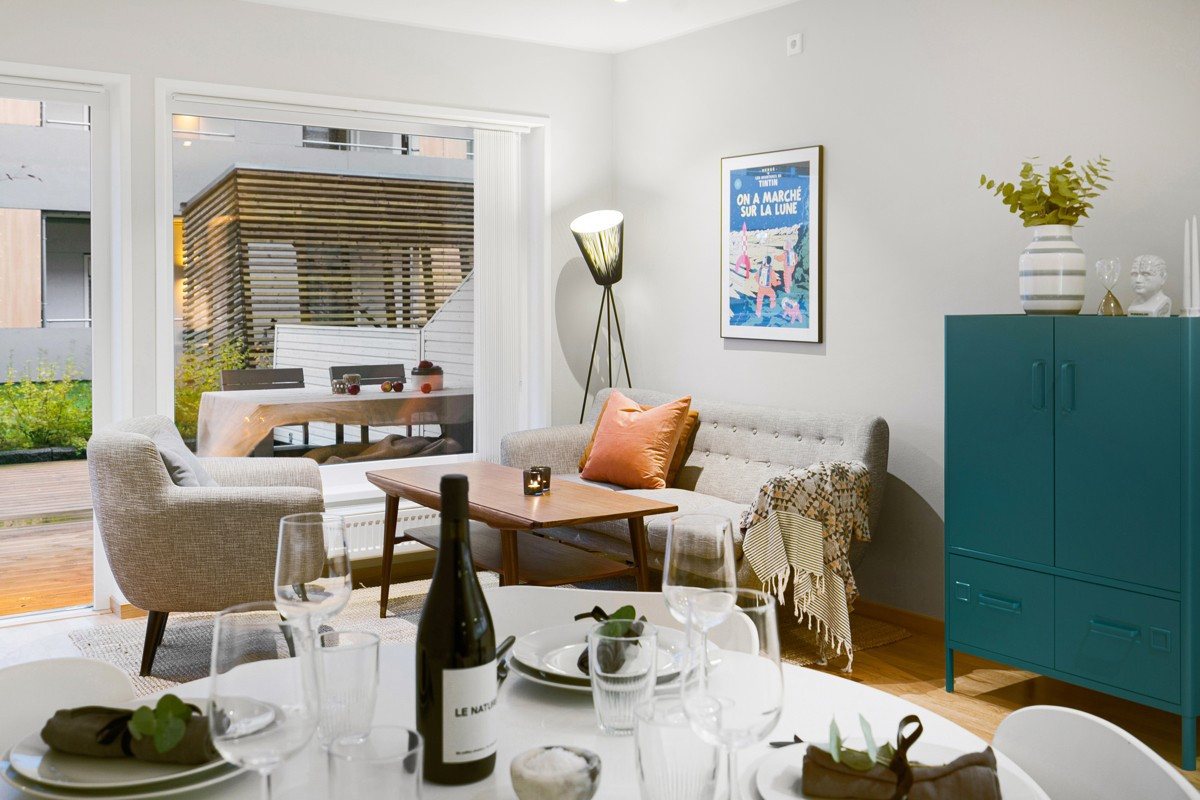 Rikelig med innslipp av lys og utgang til stor sørvendt terrasse fra stue