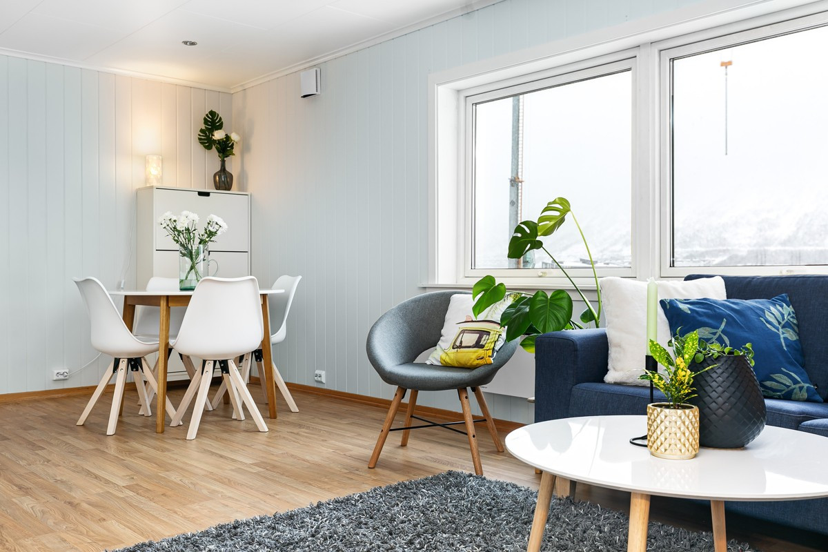 Stuen er lys og luftig med fin utsikt mot fastlandet