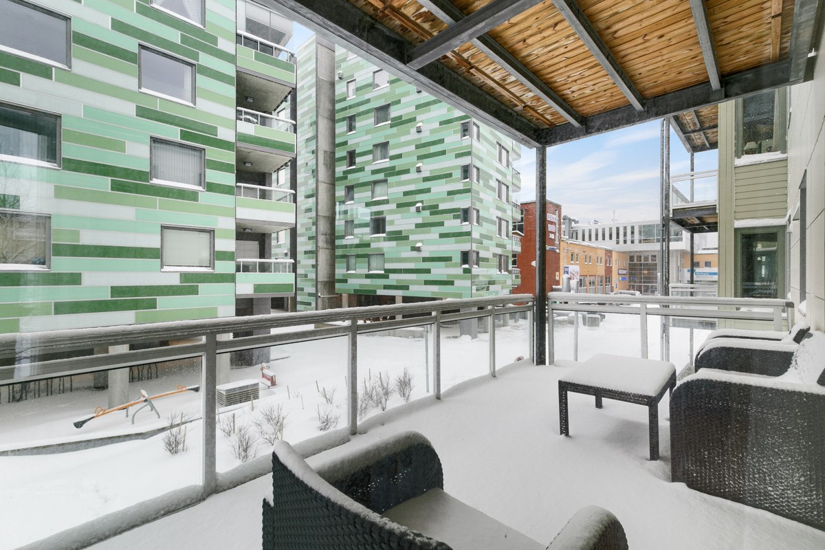 Praktisk takoverbygd veranda med utgang fra stuen
