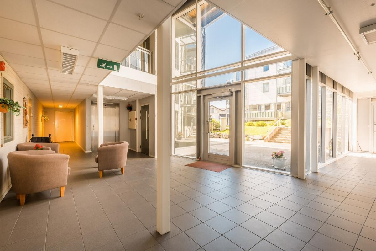 Fra inngangspartiet går man tørrskodd til sin leilighet, og det er flere møteplasser i fellesområdene.