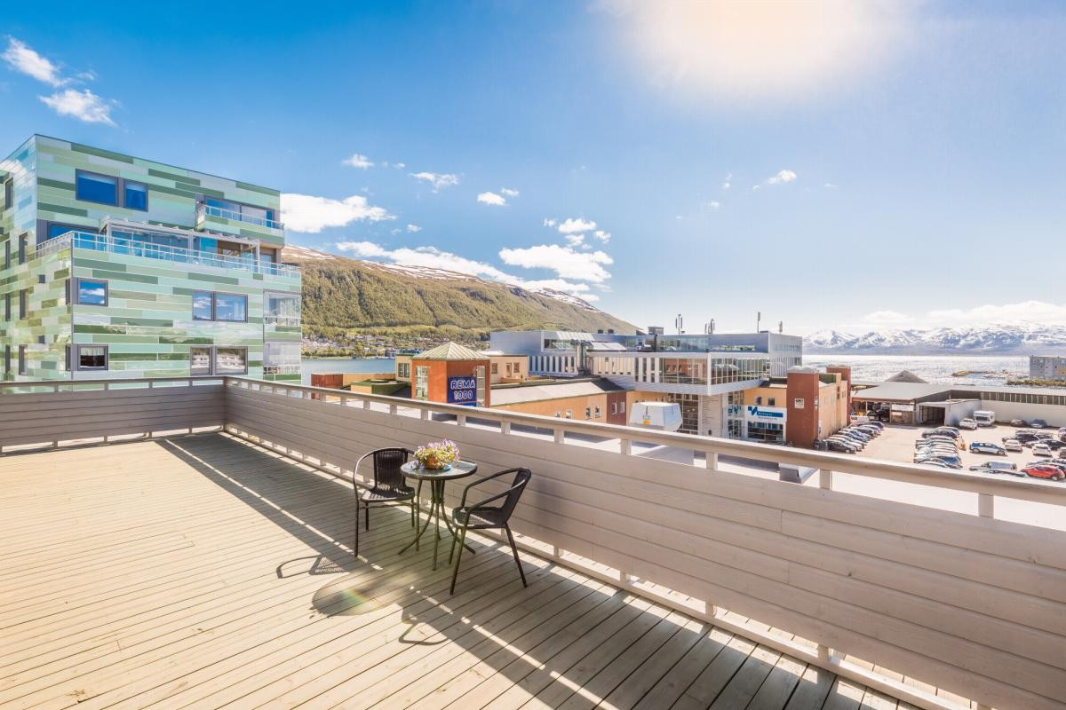 Stor takterrasse med flotte sol og utsiktsforhold. OBS bildet er tatt før oppføring av Bjerkaker sjøpark.
