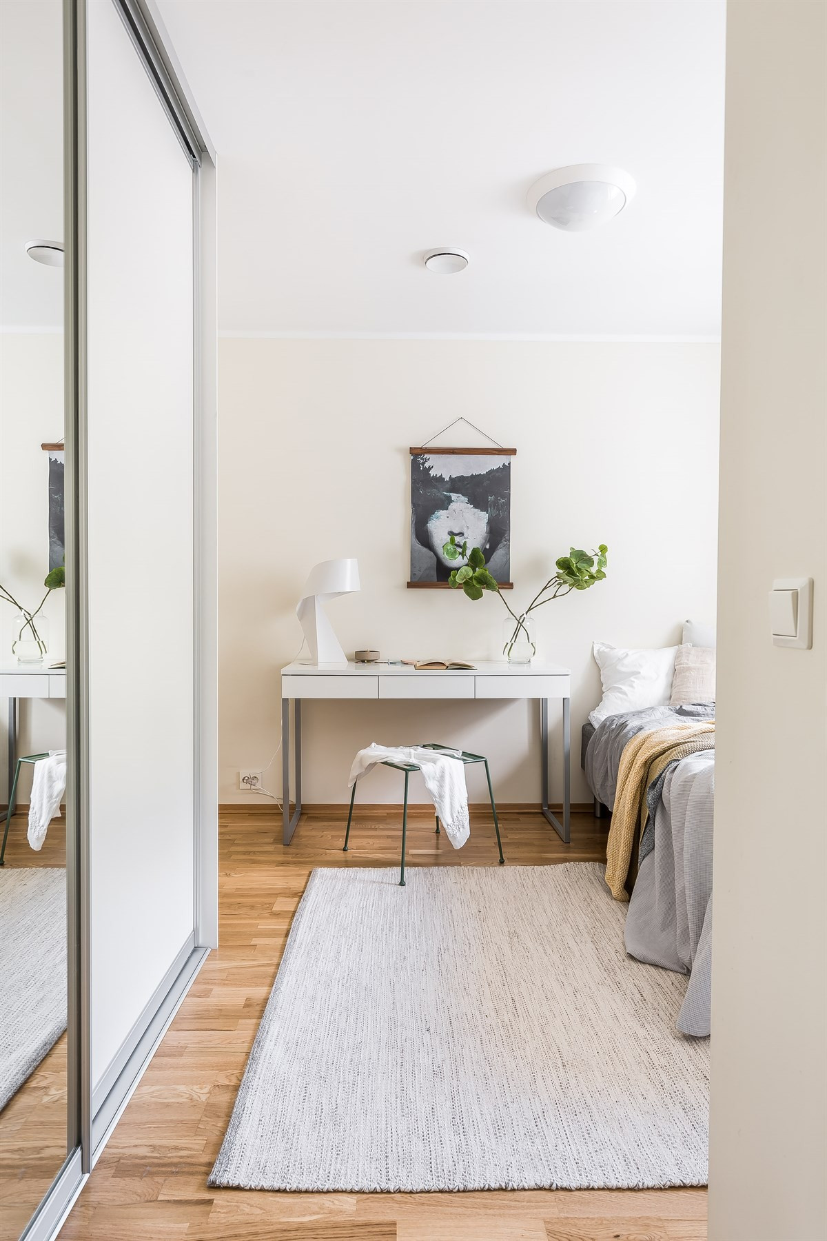 Detalj fra soverom med skyvedørsgarderobe