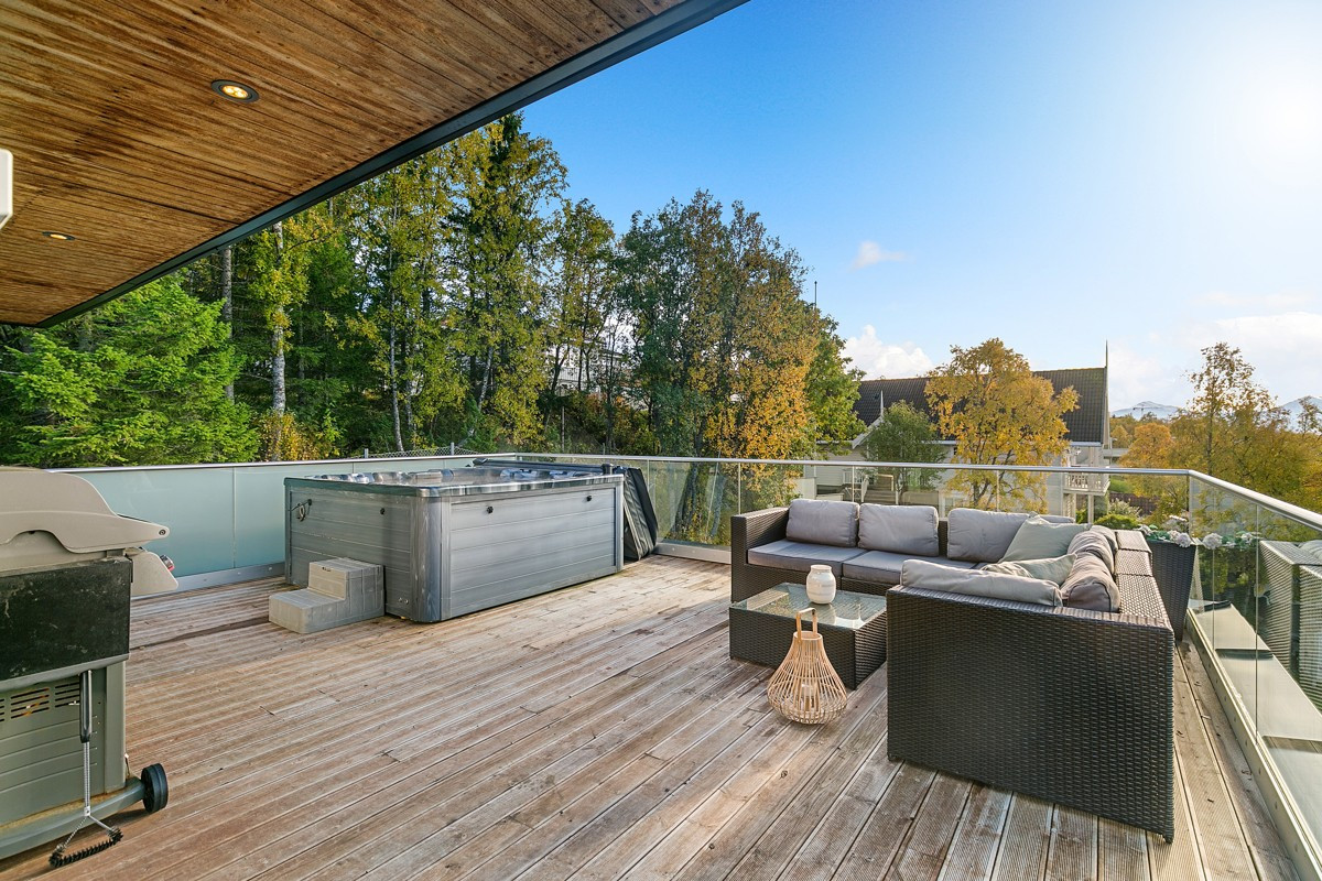 Meget romslig terrasse med god plass til møblering, jacuzzi og grill