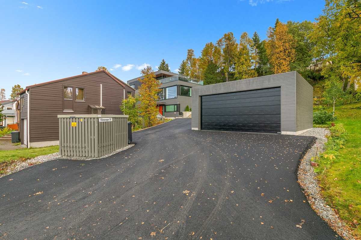 Gårdsplassen er asfaltert vår 2019