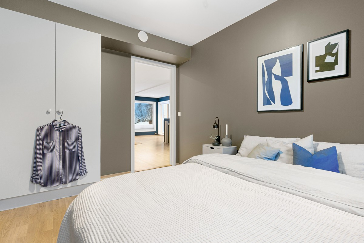 Soverom 2- Hovedsoverom med garderobe og harmonisk fargevalg