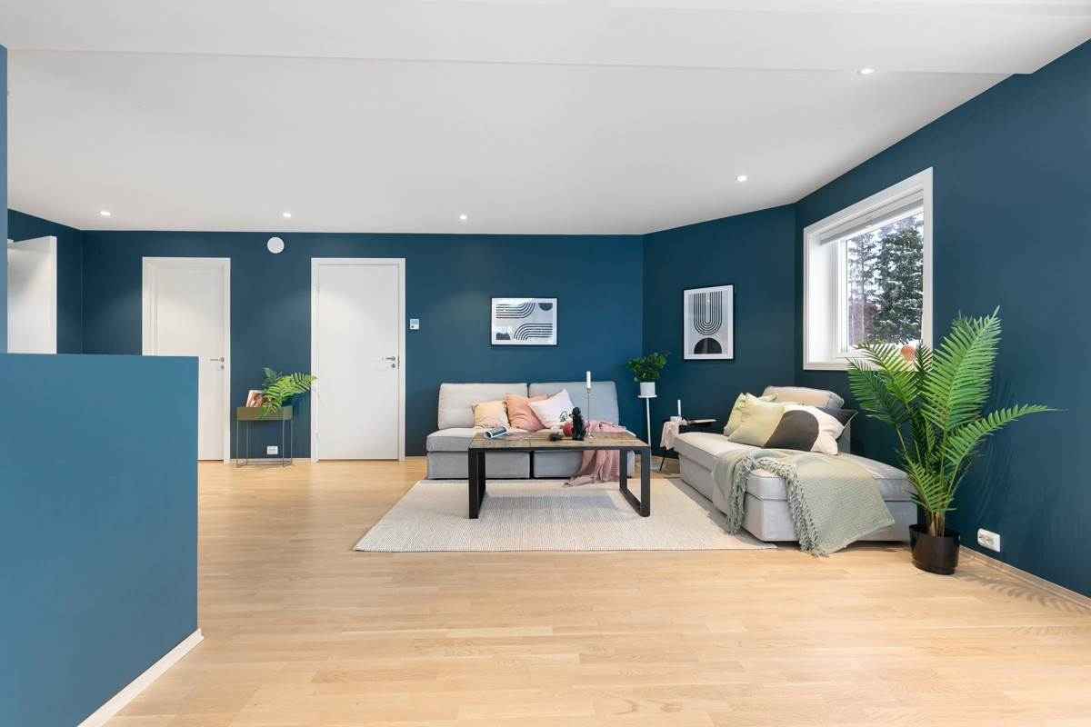 Boligen har gode kvaliteter som parkett og flis på gulv, downlights i tak og tidsriktig fargevalg på vegger