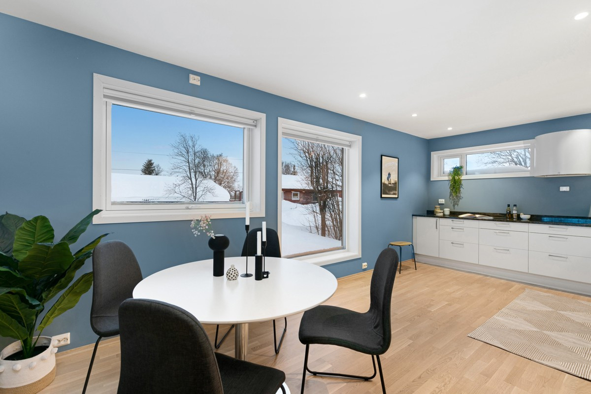 Kjøkken og spiseplass - også her med store vindusflater og godt lysinnslipp