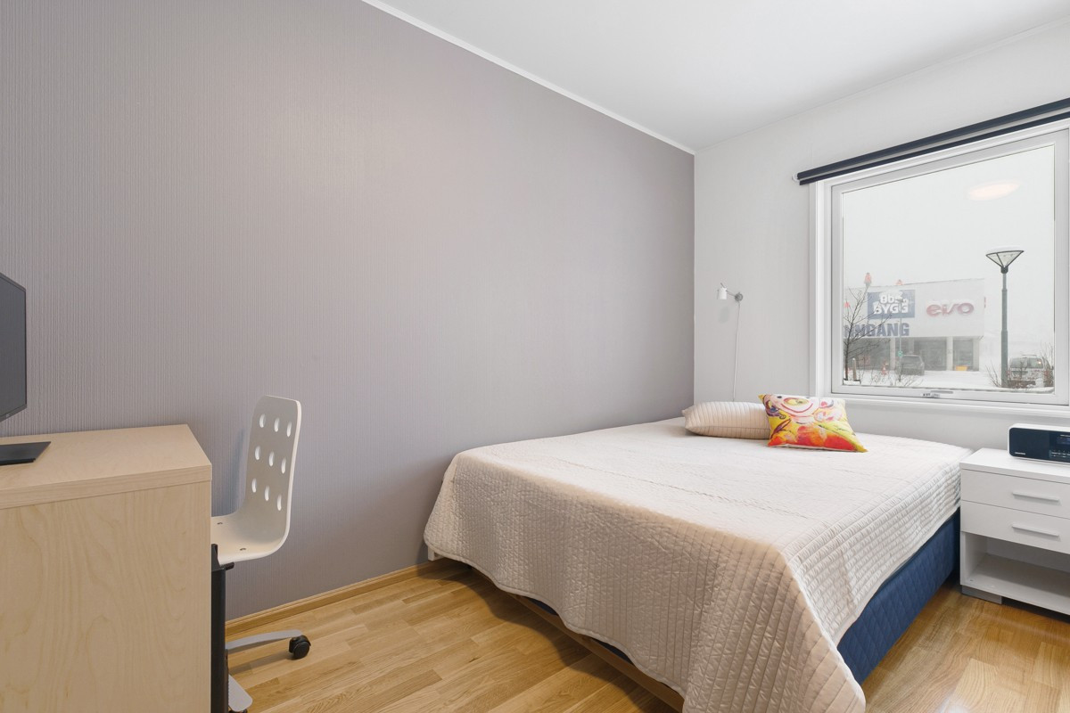 Romslig soverom med stor skyvedørsgarderobe.