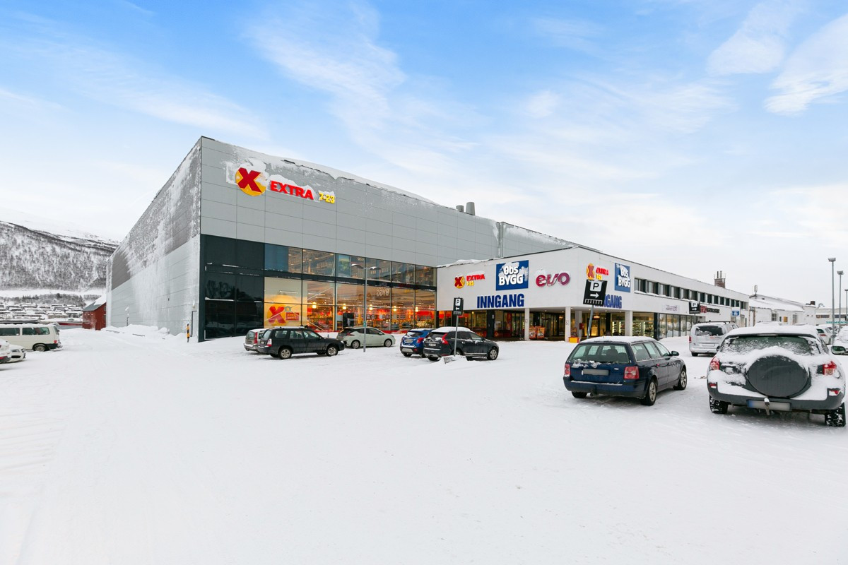 Kun et steinkast fra boligen så finner man en rikholdig matbutikk, treningssenter, busstopp, frisør, mv.