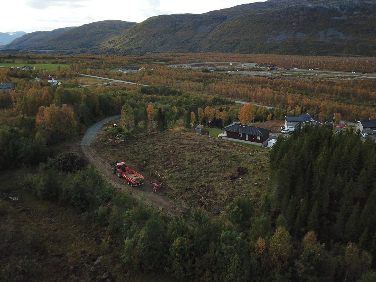 Tomten ligger meget fint til på en høyde med fantastisk utsikt