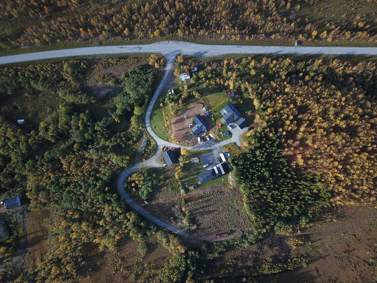 Tomtene er tilknyttet vann, avløp, strøm og felles veg. Det gis opsjon på kjøp av asfaltert veg med gatelys hele veien opp.