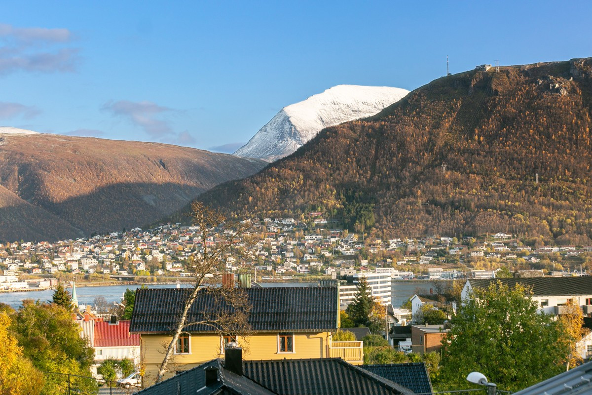 Fra boligen har du flott utsikt mot Tromsdalstinden, fjellheisen og fastland generelt