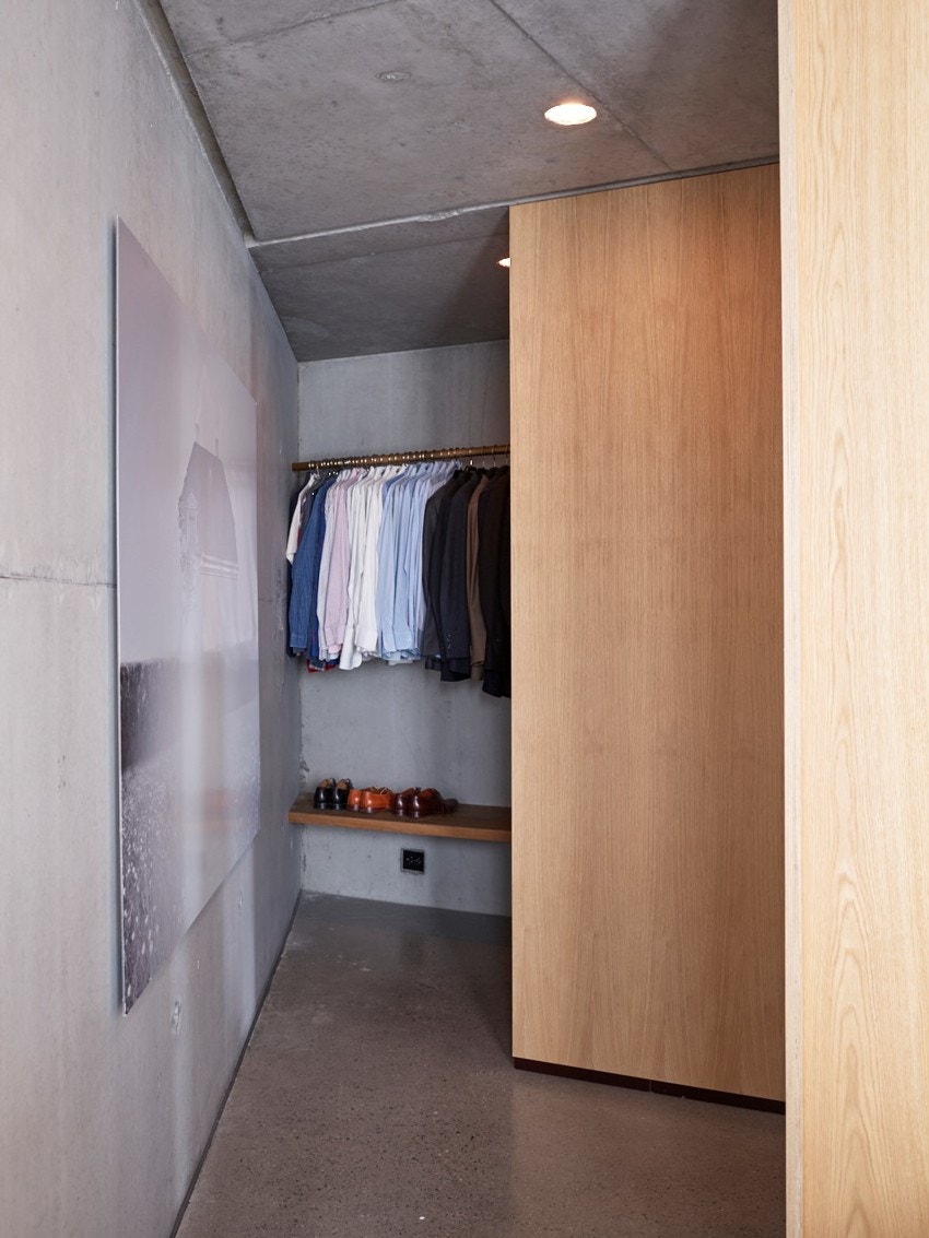 Suiten har fått eget walk-in closet med plassbygget innredning, og sengeplass er avskjermet ved hjelp av plassbygget gavl fra gulv til himling. Galleribilde