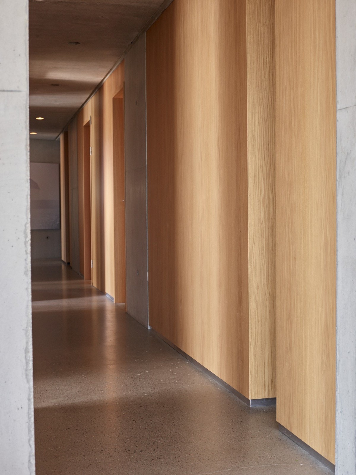 Gang med stor dør skjult i veggen inn mot master-suiten. Galleribilde