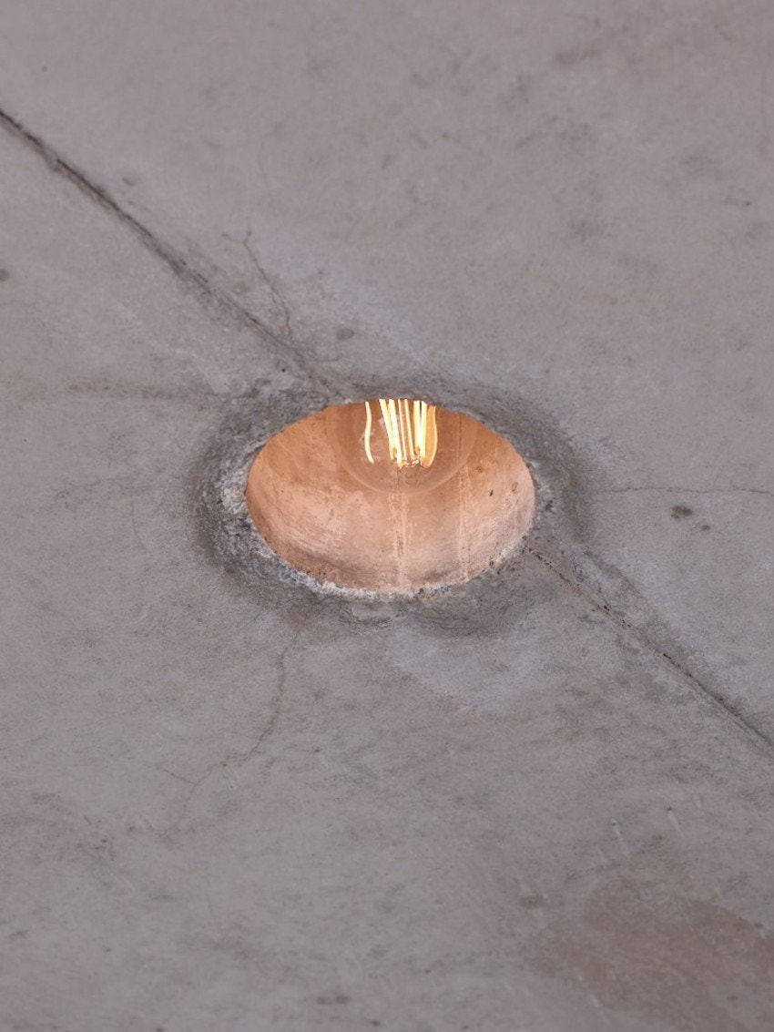 Langs betonghimling er det slisser med LED-lister som gir følelsen av lett svevende himling. Det er også en rekke innfelte downlights. Galleribilde