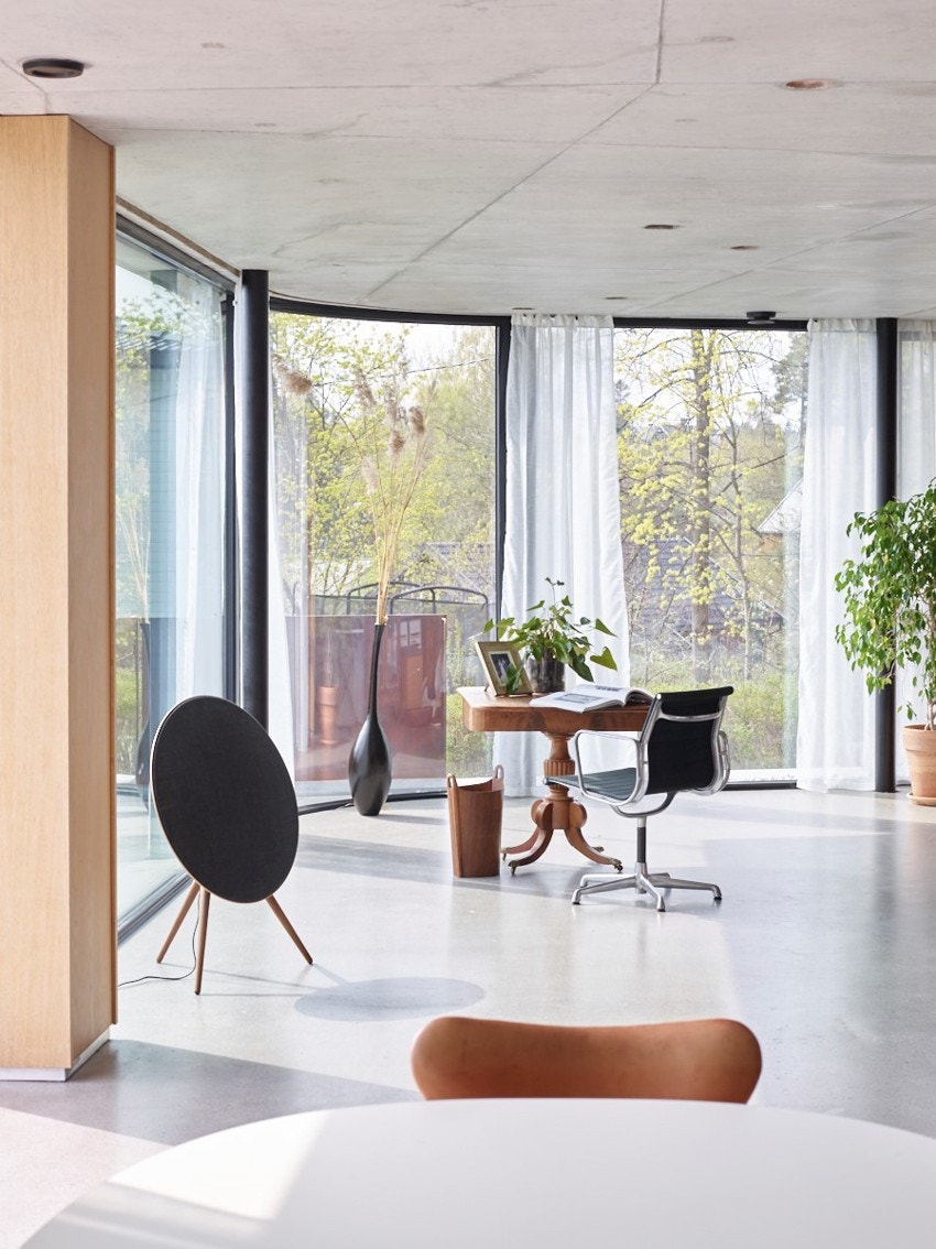 Stor romfølelse. Et buet vindu i hjørnet understreker følelsen av flyt. Fine detaljer med slisser til gardinskinner og aluminiumslister under alle indre vegger i eikefinér. Galleribilde