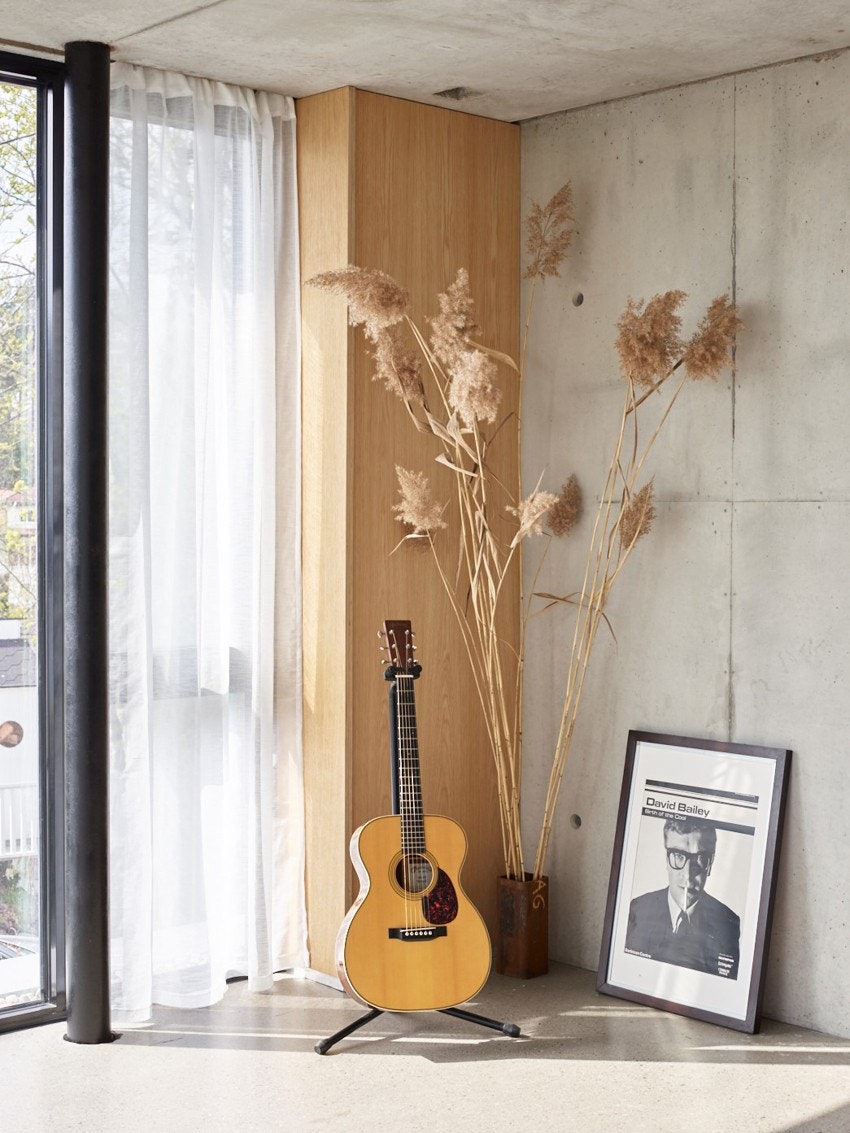 Det er slisser til gardiner for å unngå synlige oppheng. Galleribilde