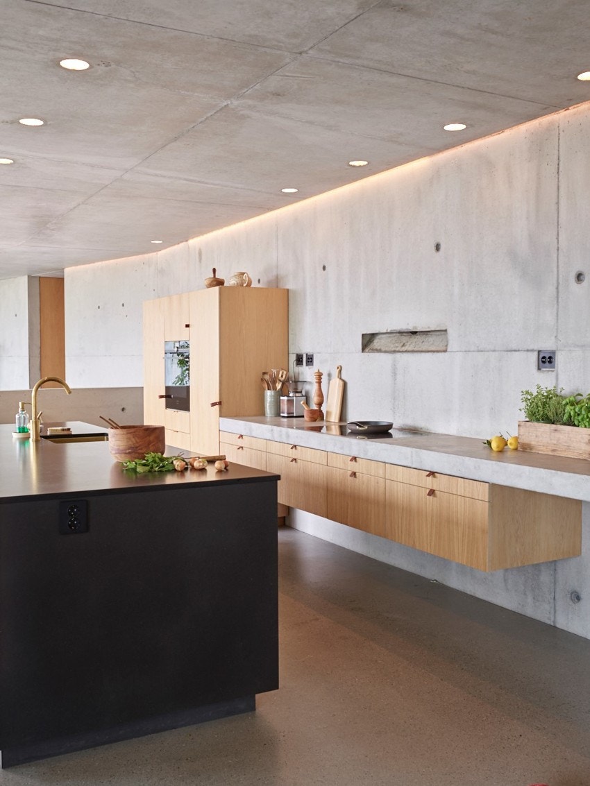 Kjøkkenet ligger i åpen løsning mot stuen og har plassbygget innredning i solide materialer som eikefinér og Valchromat. En stor kjøkkenøy avgrenser arealet fra stuen. Galleribilde