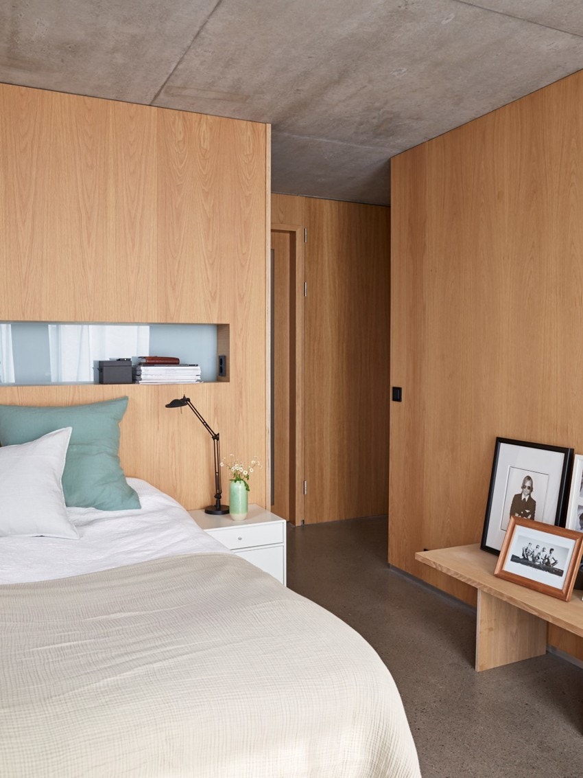 Innerst ligger master-suiten som er avskjermet av en stor dør skjult i veggen. Galleribilde