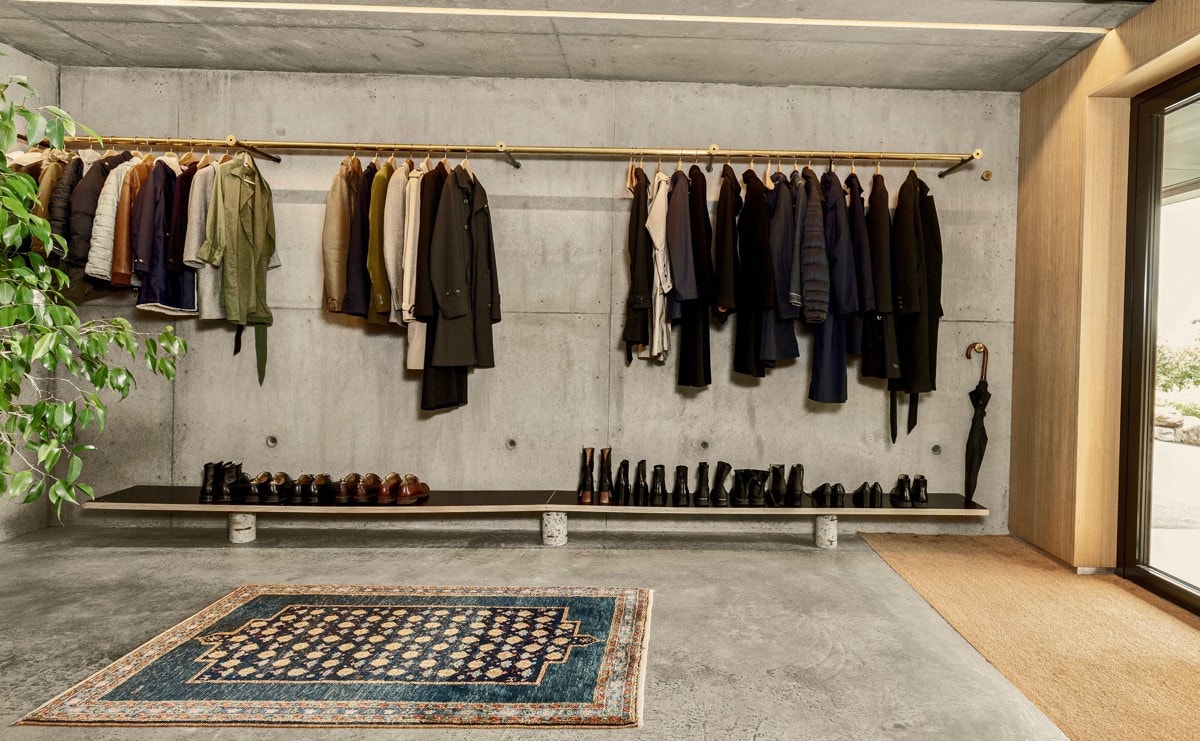 Inngangspartiet ligger ved garasjen slik at du kommer tørrskodd hjem enten du velger hovedinngang eller bi-inngangen tilhørende garasjen. Galleribilde