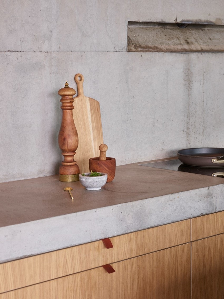 Langs veggen svever en kraftig betongbenkeplate innfestet i selve veggen. Galleribilde