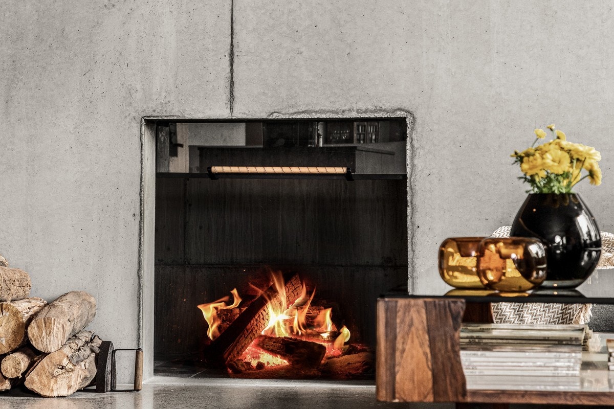 Innerst i stuen er det nisje med peis. Galleribilde