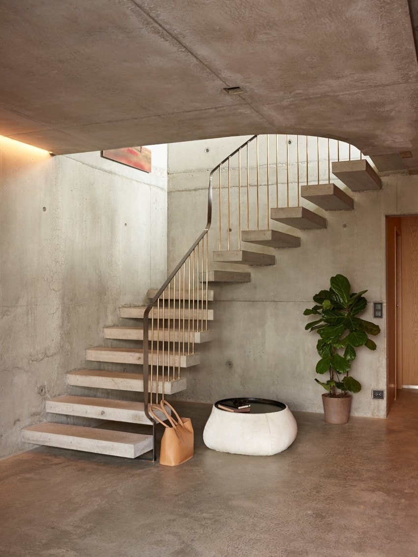 Trappen har betongtrinn som formelig svever ut fra veggen, og gelenderet er i messing og stål - et lite kunstverk laget av en dyktig smed. Fra hallen er det også adkomst til både vaskerom og gjestetoalett, samt til praktikantdelen. Galleribilde