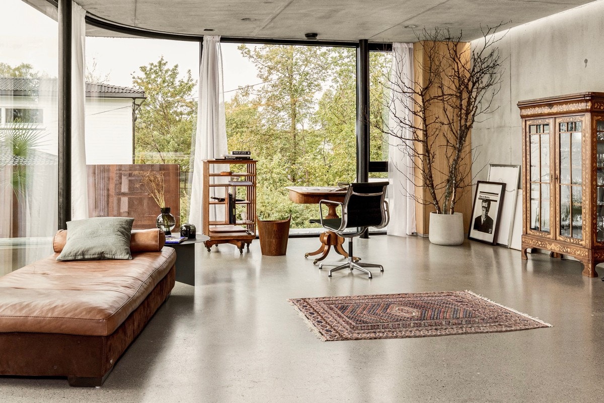 Langs betonghimling er det slisser med LED-lister som gir følelsen av lett svevende himling. Det er også en rekke innfelte downlights, samt slisser til gardiner for å unngå synlige oppheng. Galleribilde