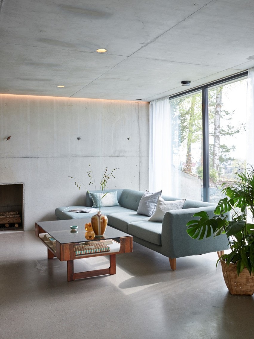 Stuen er et stort allrom der kjøkken, stue, bibliotek og spisestue er samlet i ett. Innerst i stuen er det nisje med peis. Betonggulvet er slipt og har vannbåren varme. Galleribilde