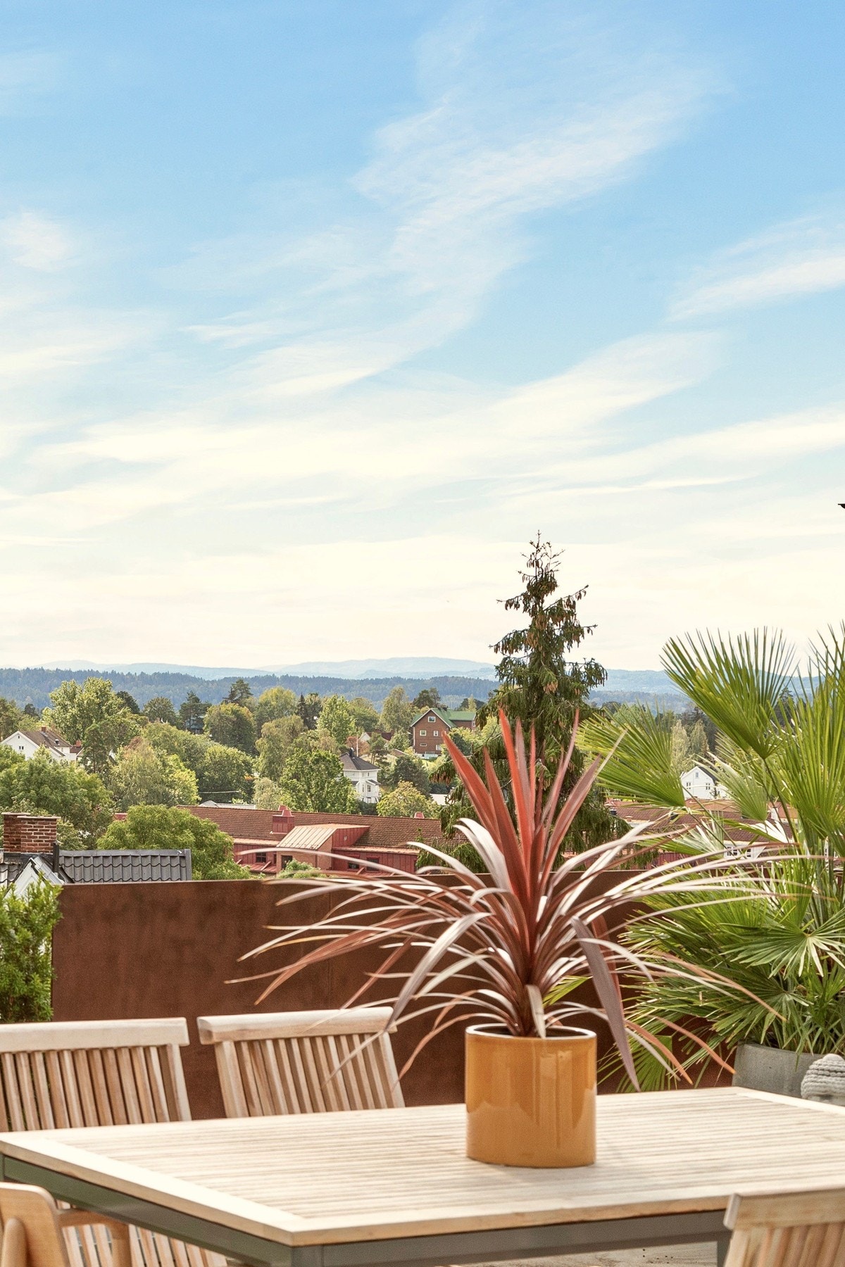 Tomten ligger på et solrikt høydedrag rett over Stabekk sentrum, et par minutter gange fra togstasjonen. Galleribilde