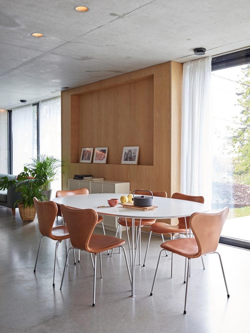 Stuen er et stort allrom der kjøkken, stue, bibliotek og spisestue er samlet i ett. Galleribilde