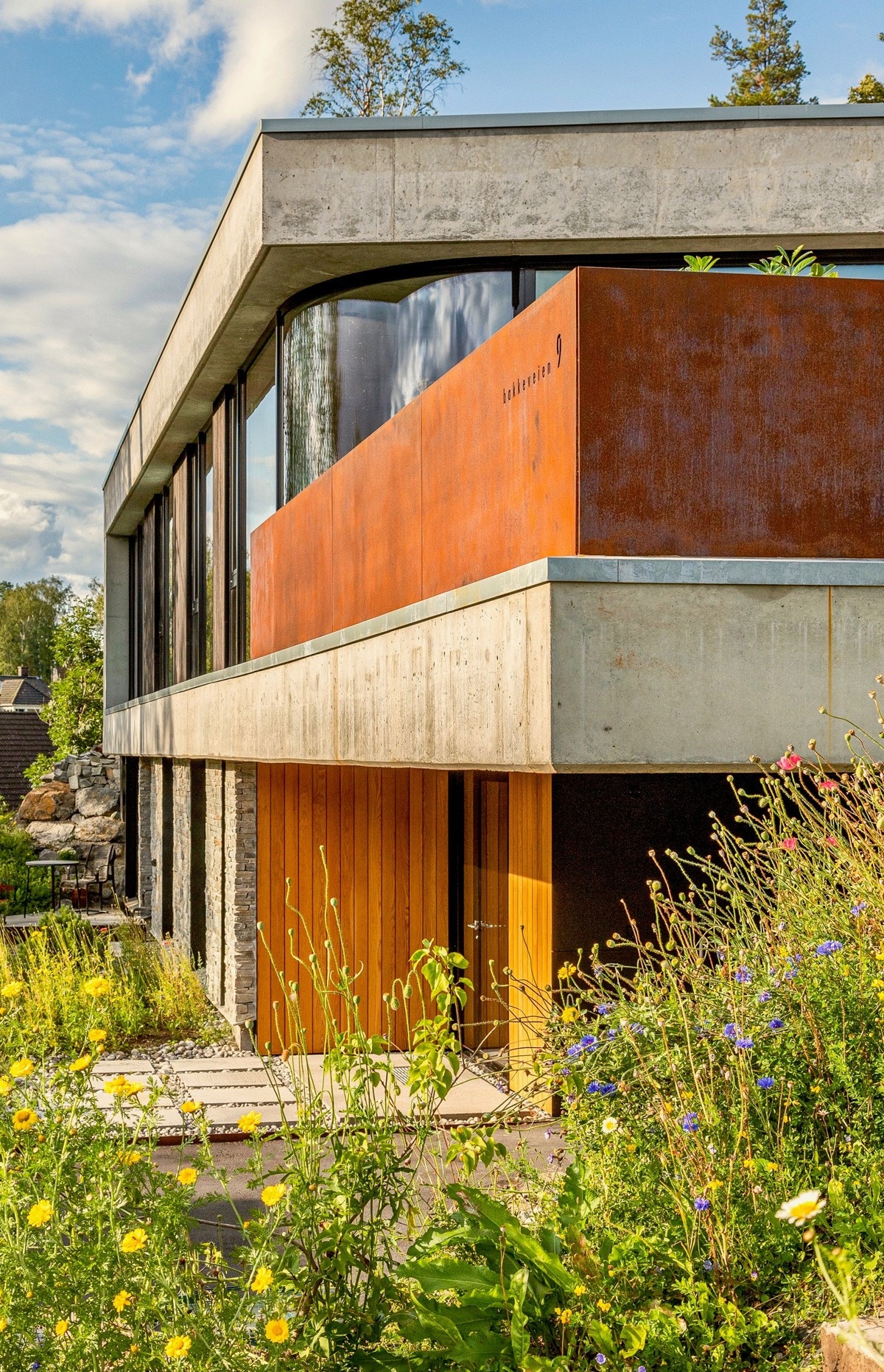 Bakkeveien 9 er et prakteksempel på moderne arkitektur med dristige og smakfulle valg. Boligen ble oppført i 2018, skånsomt tilpasset terrenget. Galleribilde