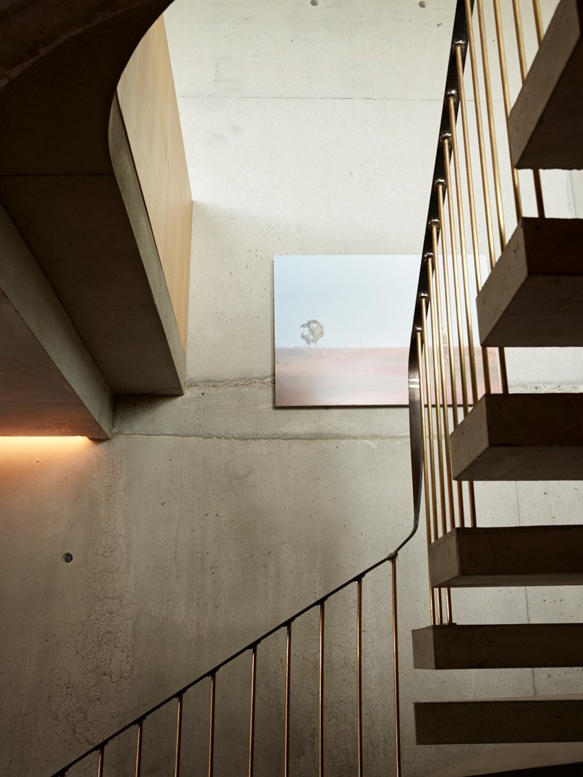 Fra toppetasjen leder en spektakulær trapp ned til hallen/entréen. Galleribilde