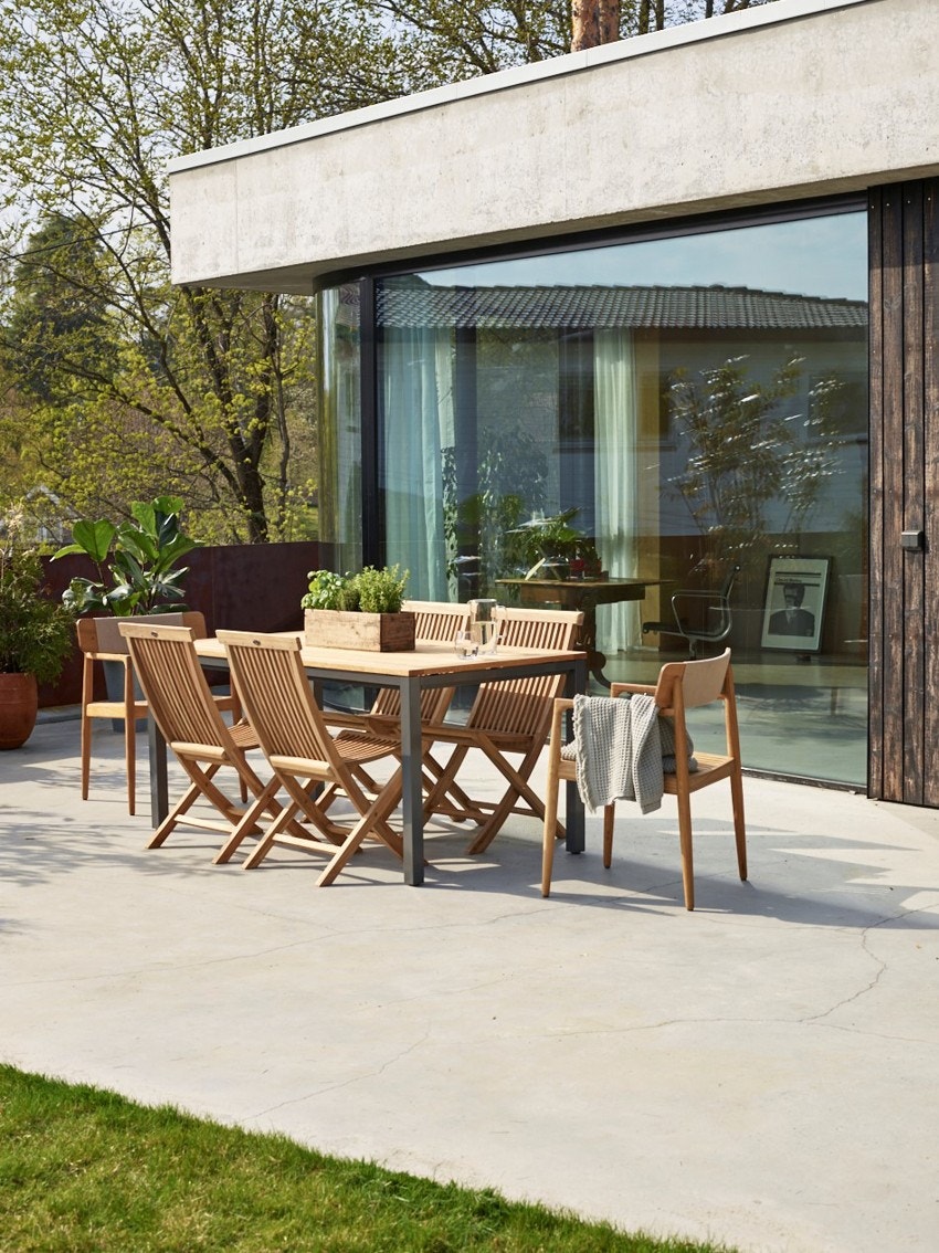 Terrassen ligger helt i flukt med stuegulvet, noe som gir en sjelden opplevelse av flyt. Ikke minst er det langstrakt utsikt og maks tilgang av lys gjennom de store vinduene. Galleribilde