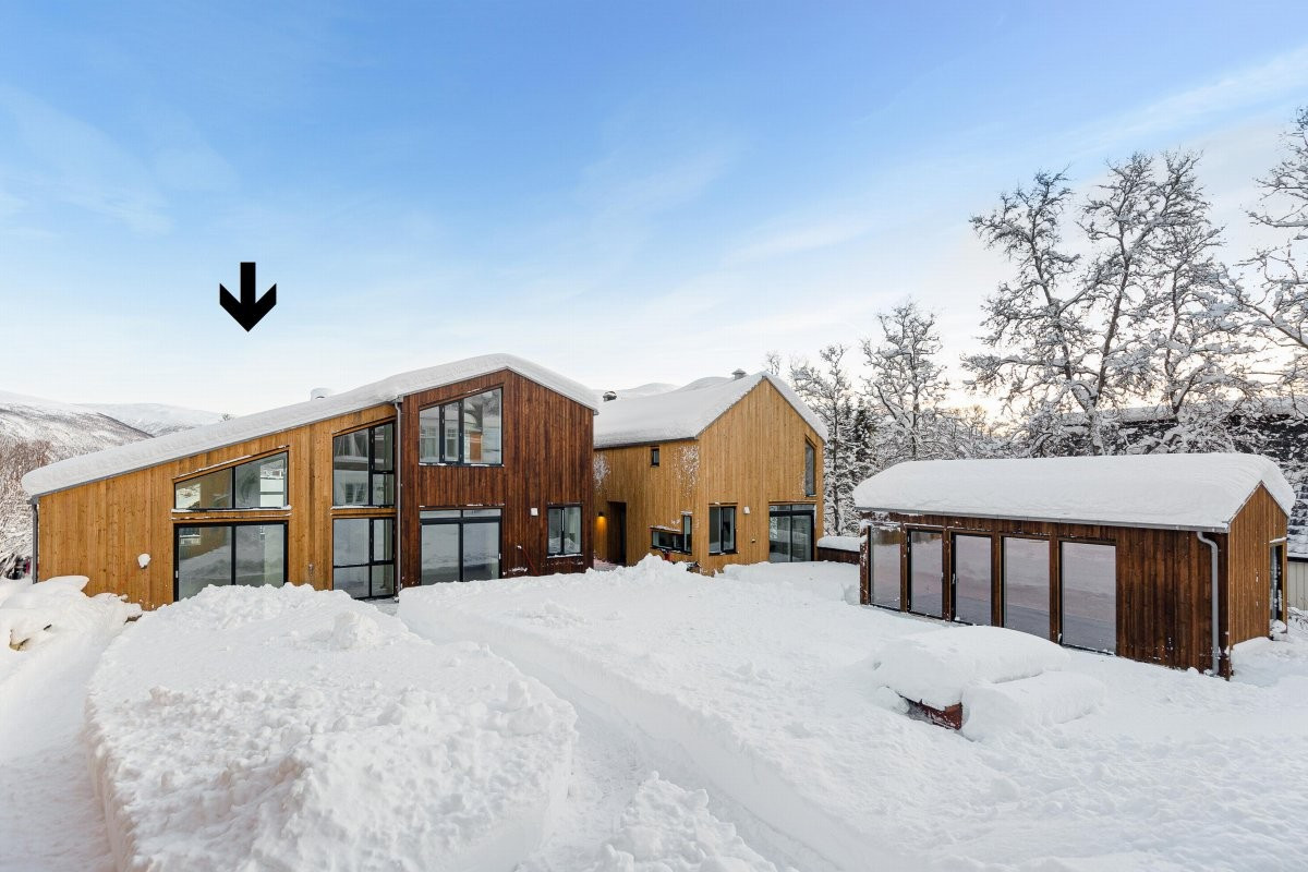 Leiligheten disponerer sammen med sameiere fellesarealer i bakkant av bygget