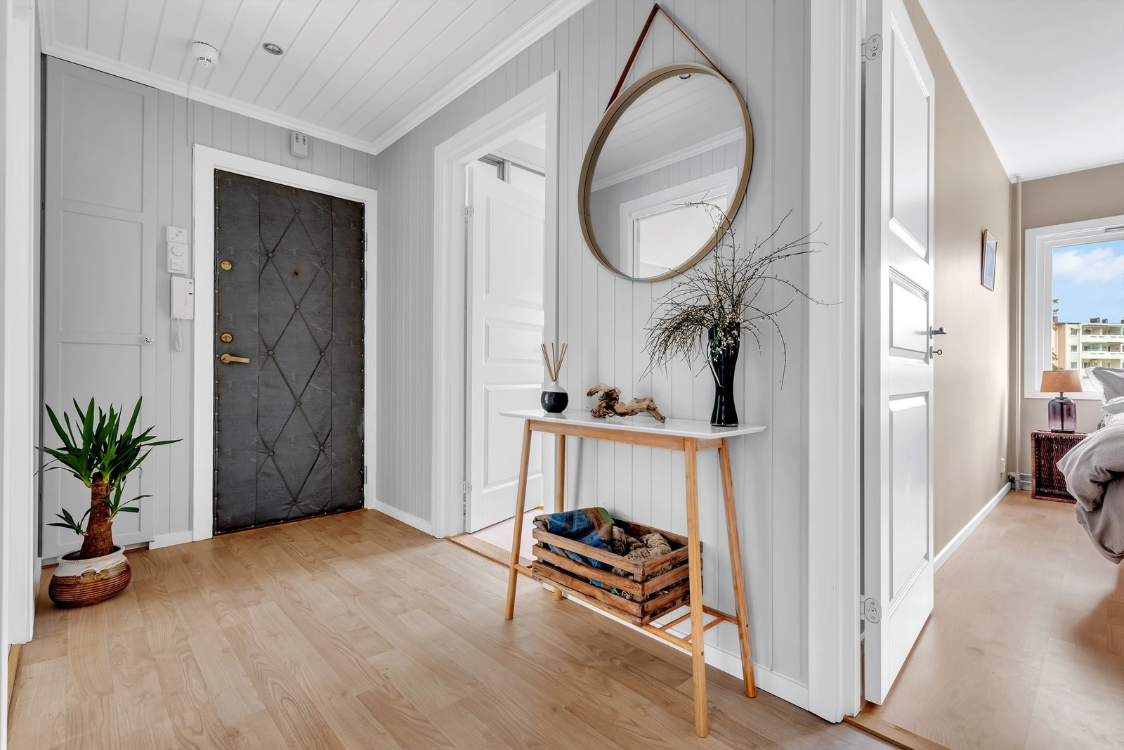 Hyggelig entré med laminat med gulvvarme! Galleribilde